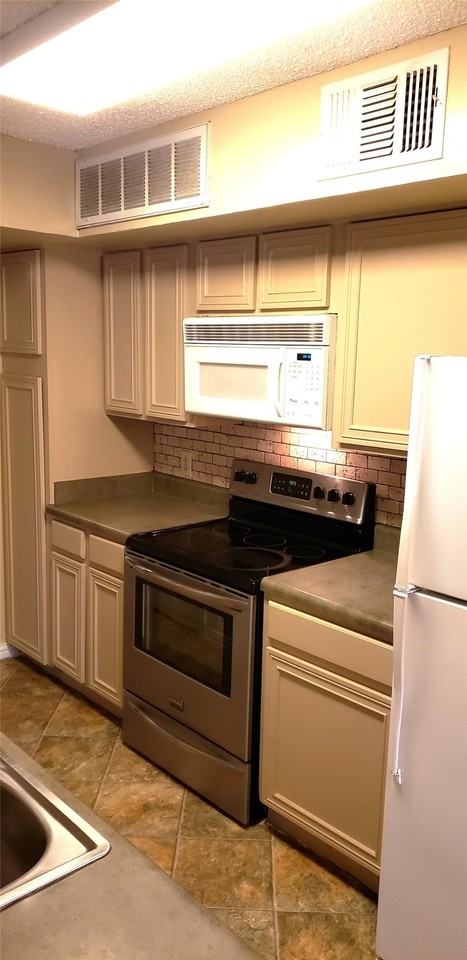 2311 Basil Dr #C207 - Photo 3 of 40