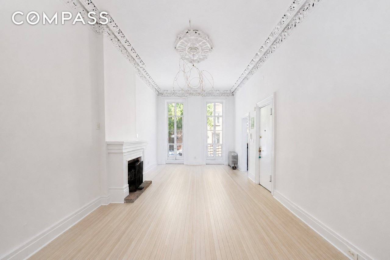 212 W 11th St - Photo 2 of 7