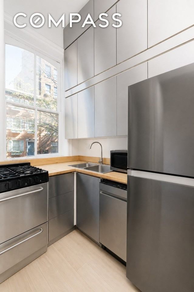212 W 11th St - Photo 4 of 7