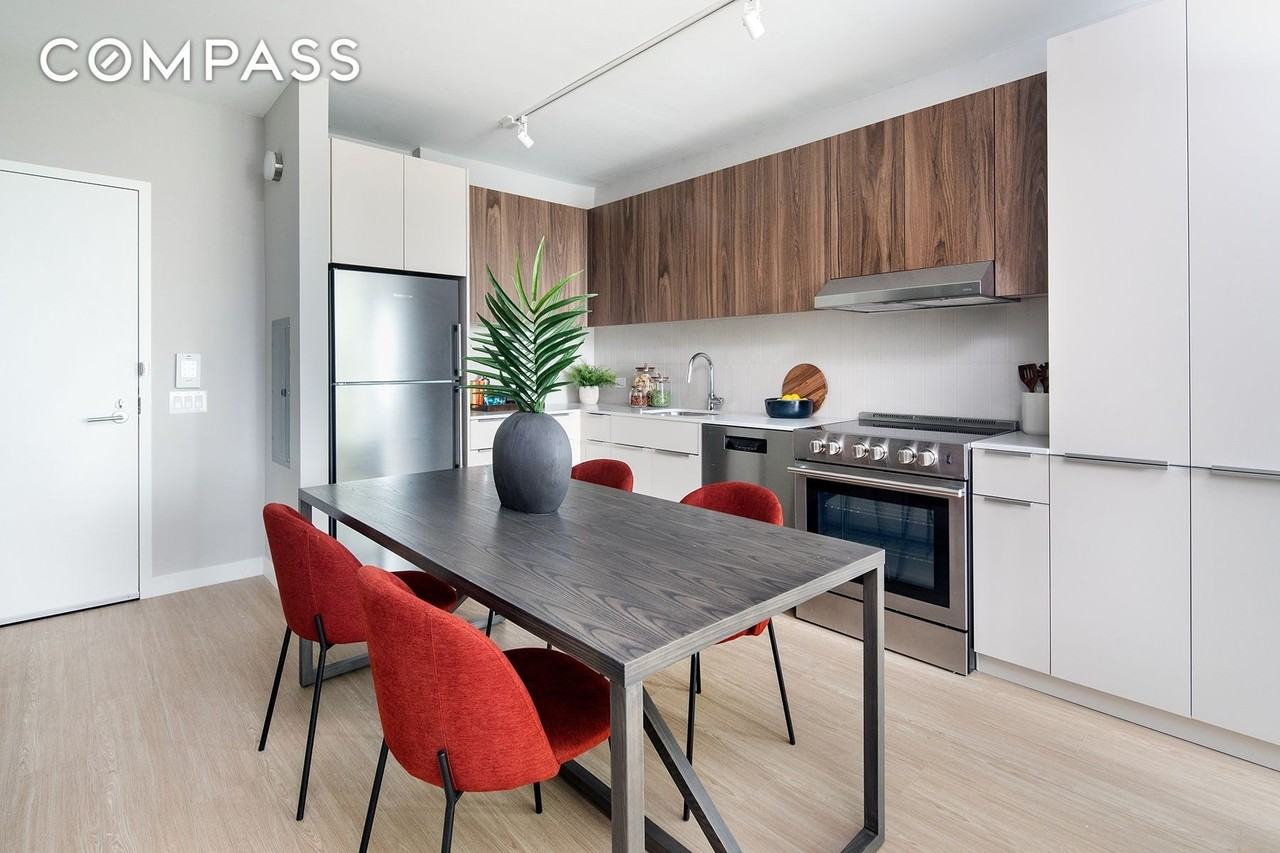 3077 Vernon Blvd - Photo 2 of 9