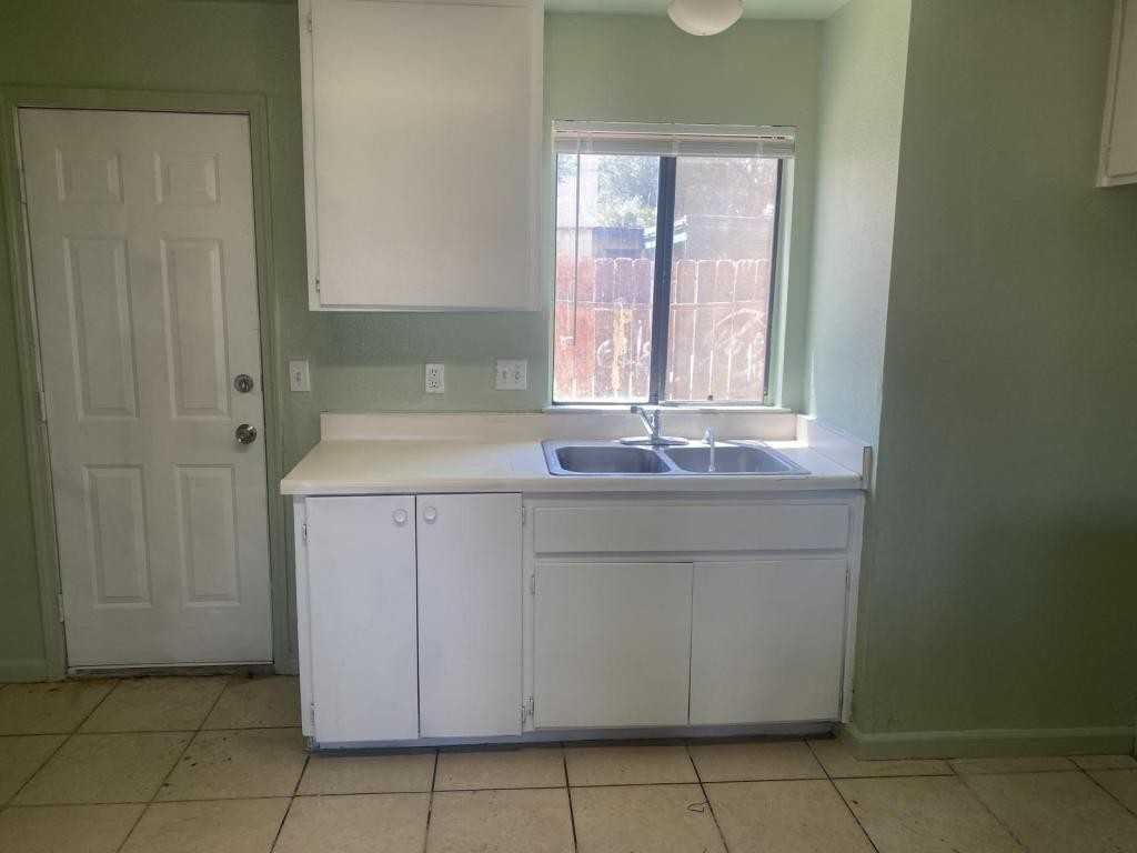9749 N Loop Blvd - Photo 4 of 5
