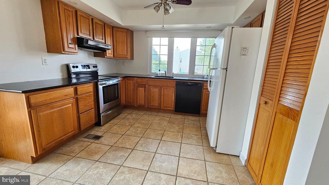 117 Hamlet Dr - Photo 2 of 32