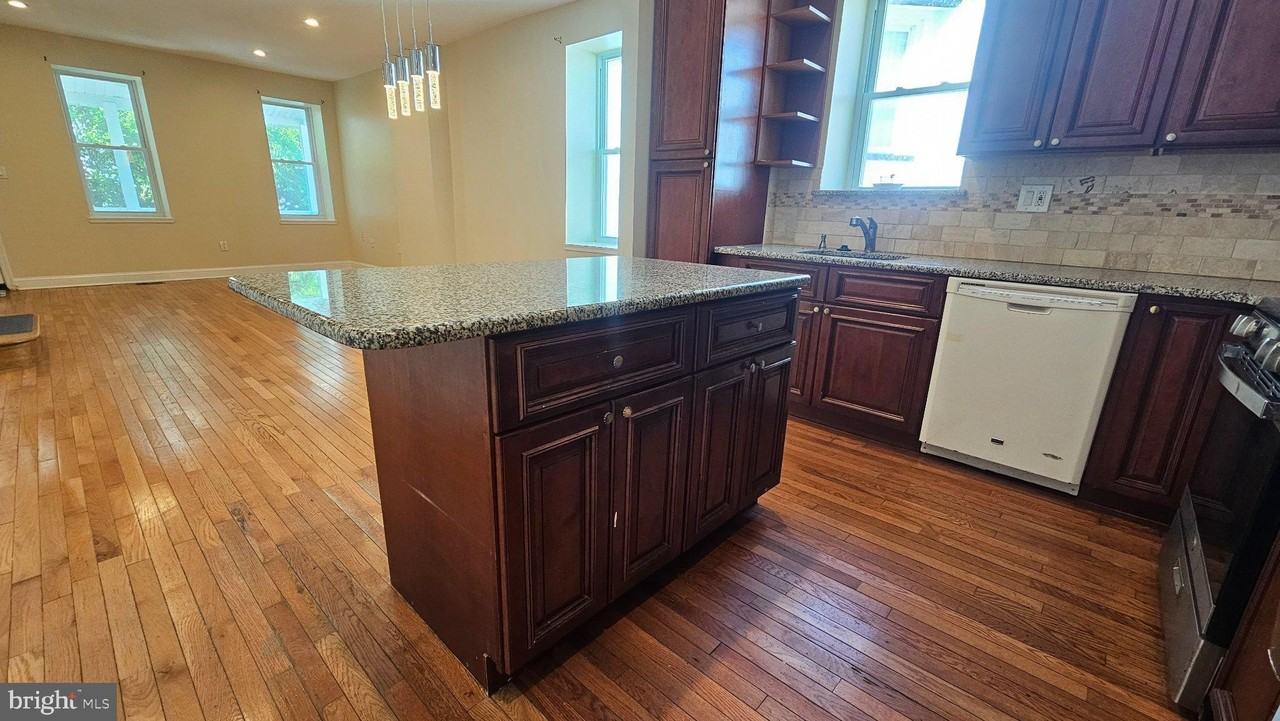 130 Rockland Ave - Photo 5 of 28