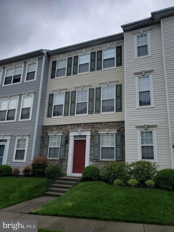 21785 Kelsey Sq - Photo 2 of 9