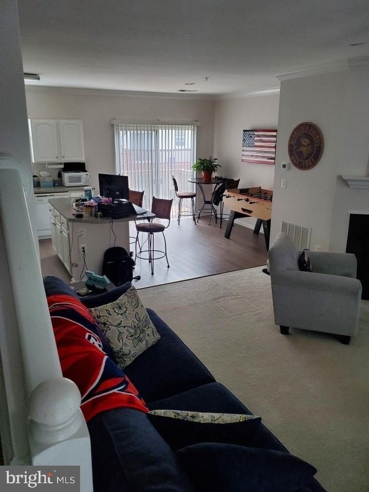 21785 Kelsey Sq - Photo 5 of 9