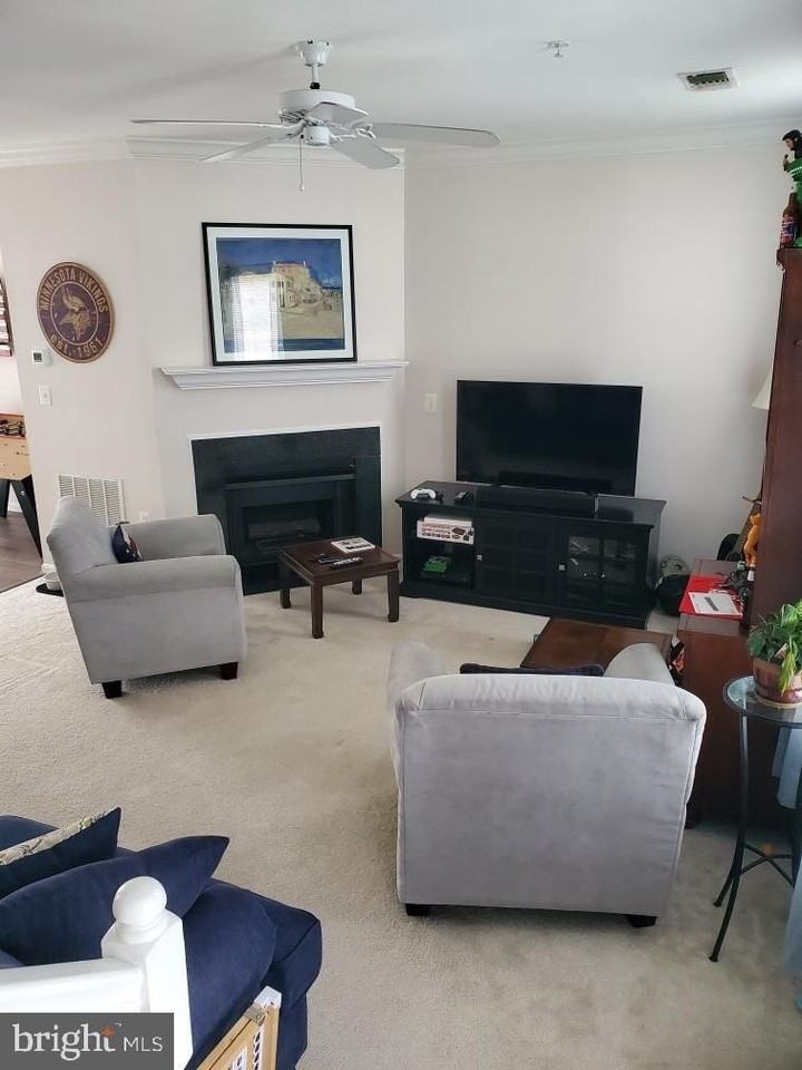 21785 Kelsey Sq - Photo 6 of 9