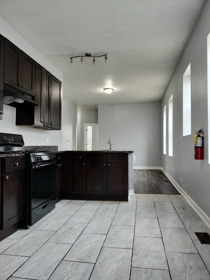 6501 S Justine St #1W - Photo 3 of 15