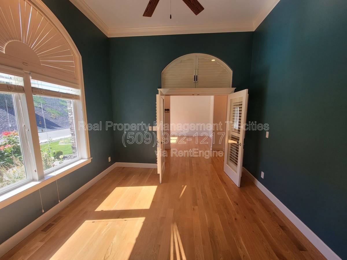 1644 Naples Ln - Photo 2 of 10