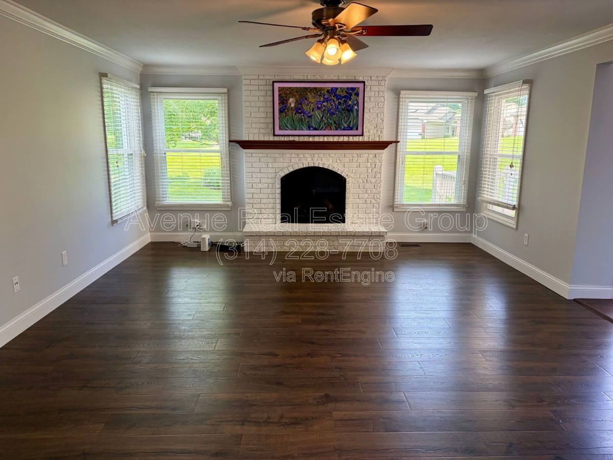 15812 Cedarmill Dr - Photo 2 of 10