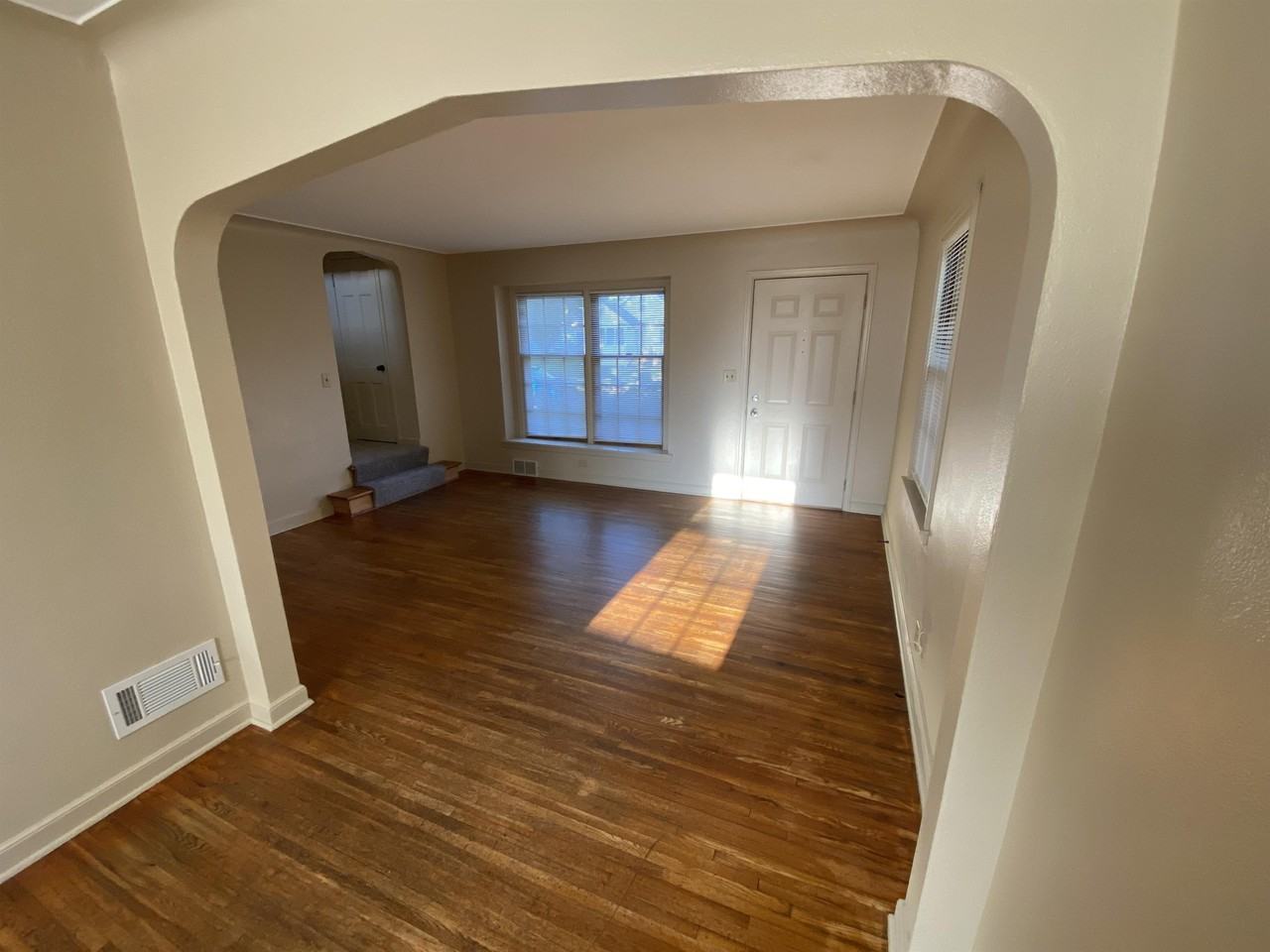 536 16th Ave N - Photo 4 of 25
