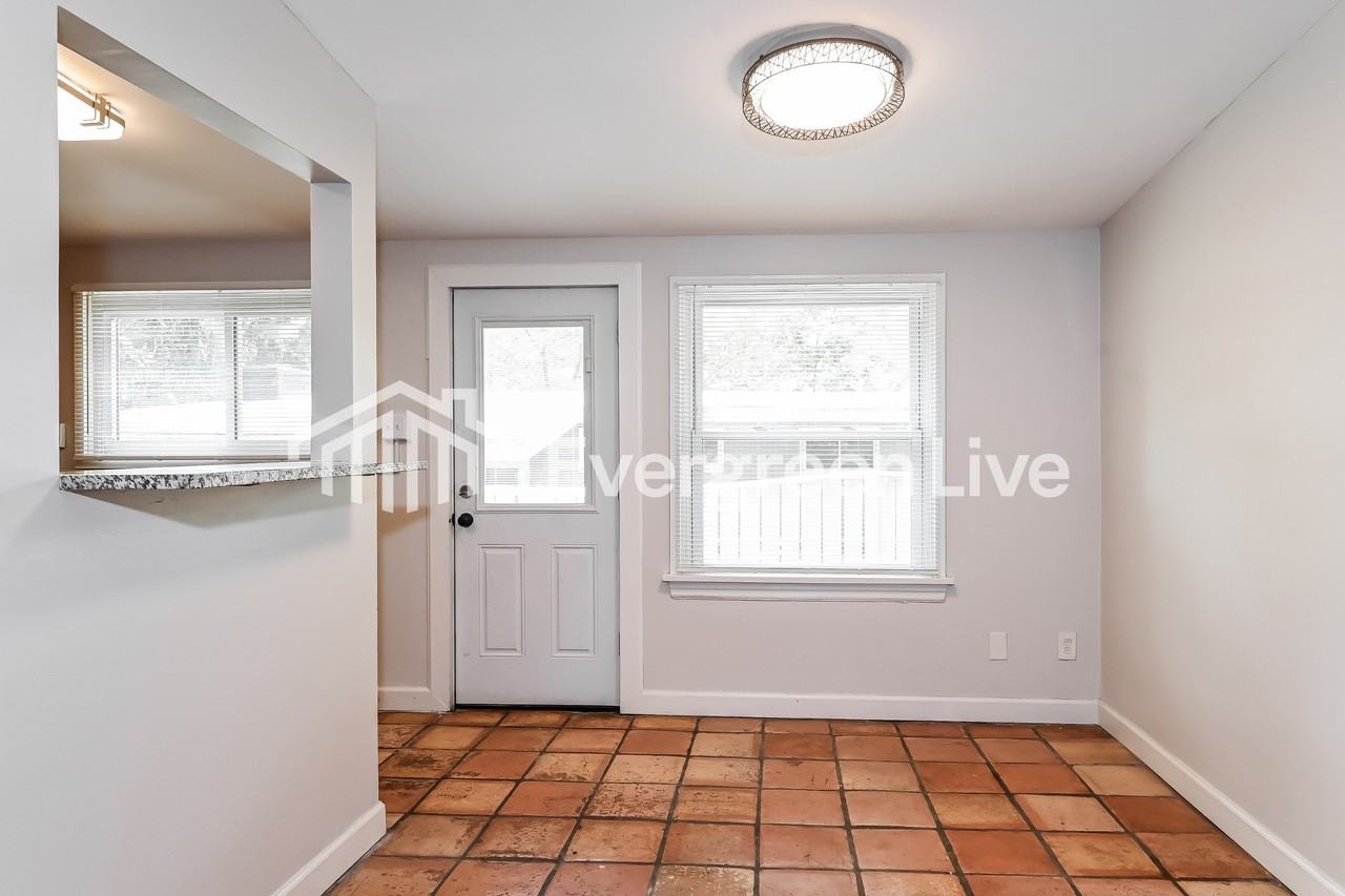 1040 Robinwood Dr - Photo 3 of 15