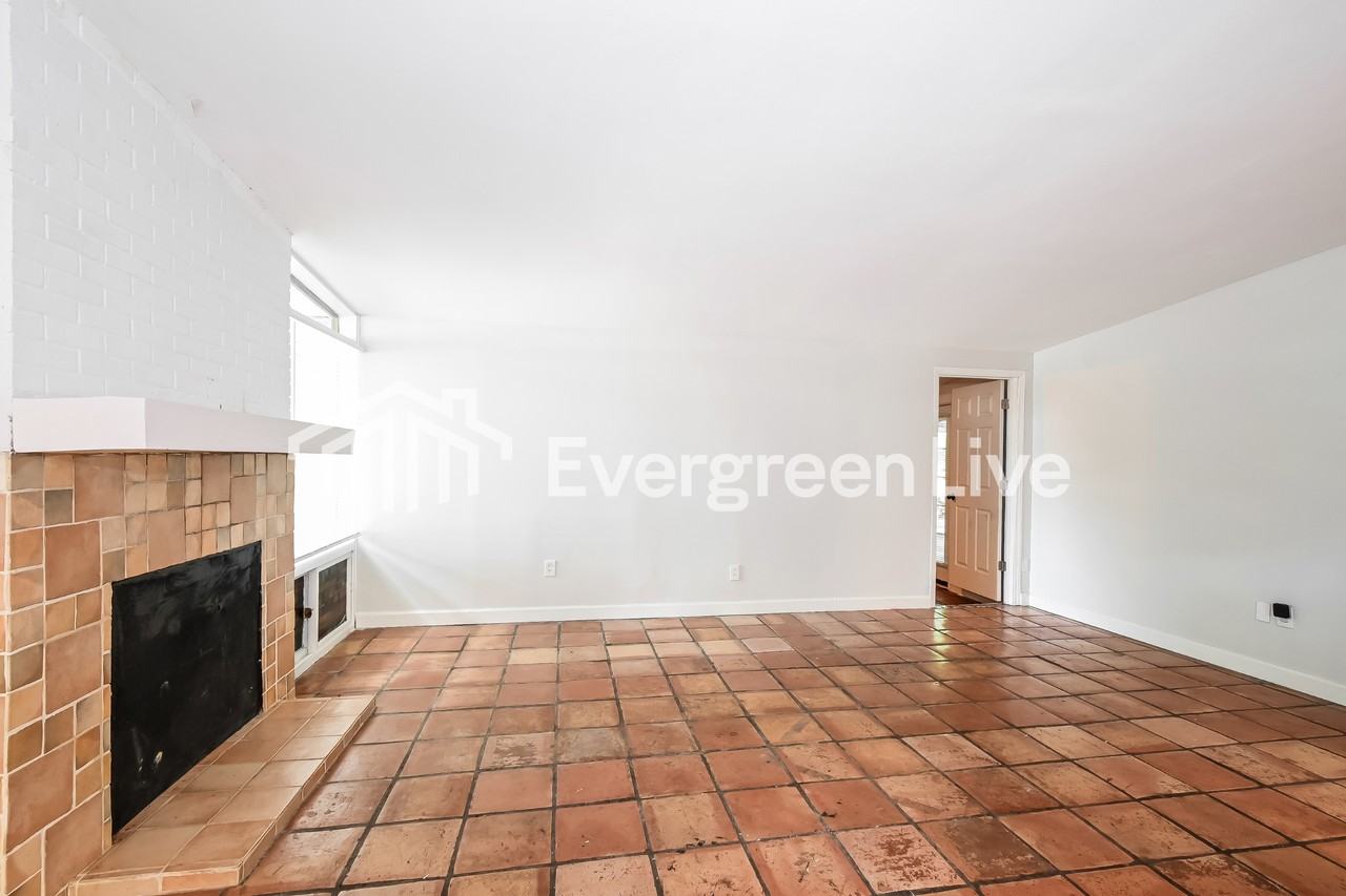1040 Robinwood Dr - Photo 4 of 15
