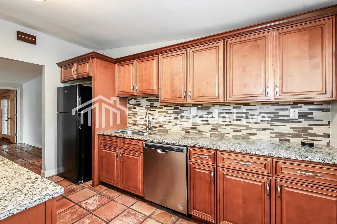 1040 Robinwood Dr - Photo 7 of 15