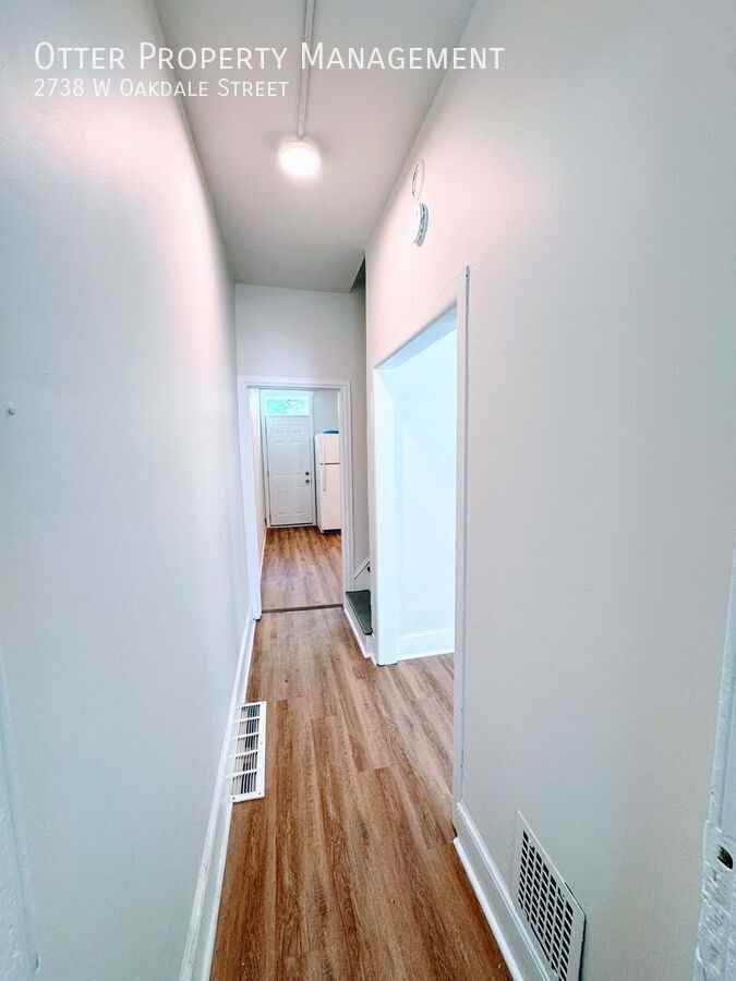 2738 W Oakdale St - Photo 5 of 26