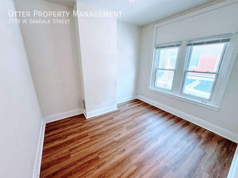 2738 W Oakdale St - Photo 6 of 26
