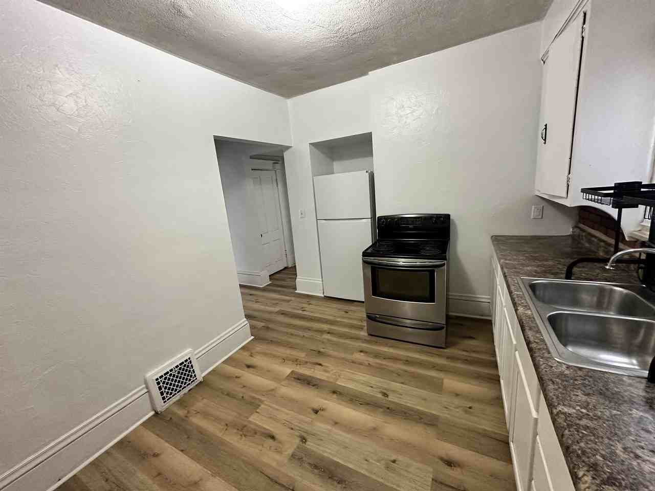1404 S Main St - Photo 3 of 24