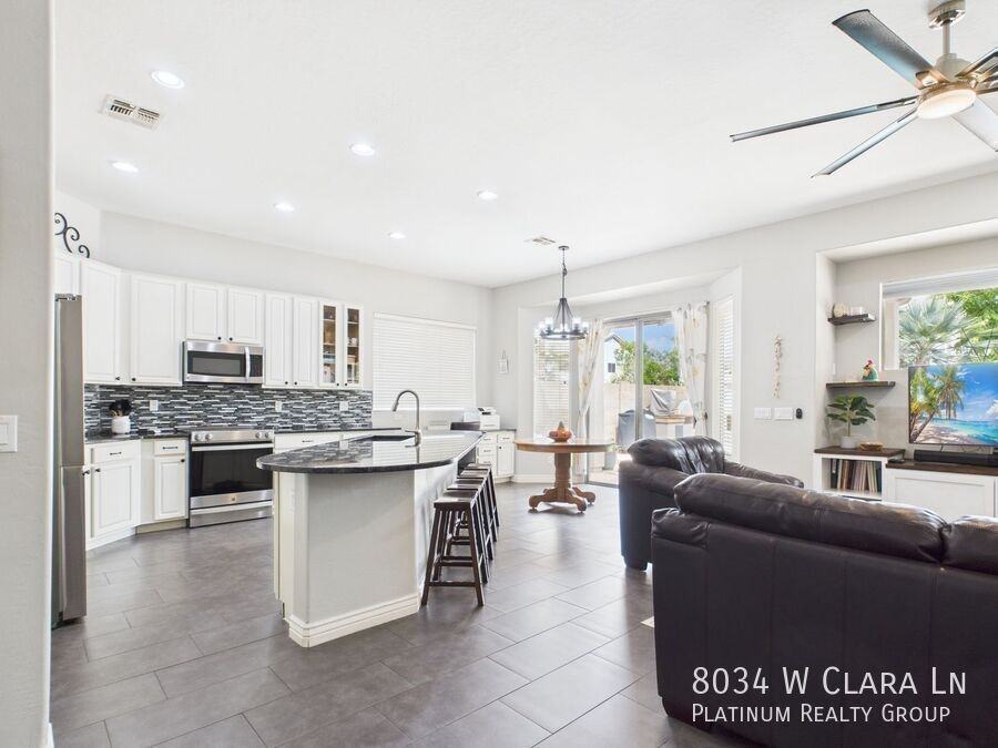 8034 W Clara Ln - Photo 3 of 30