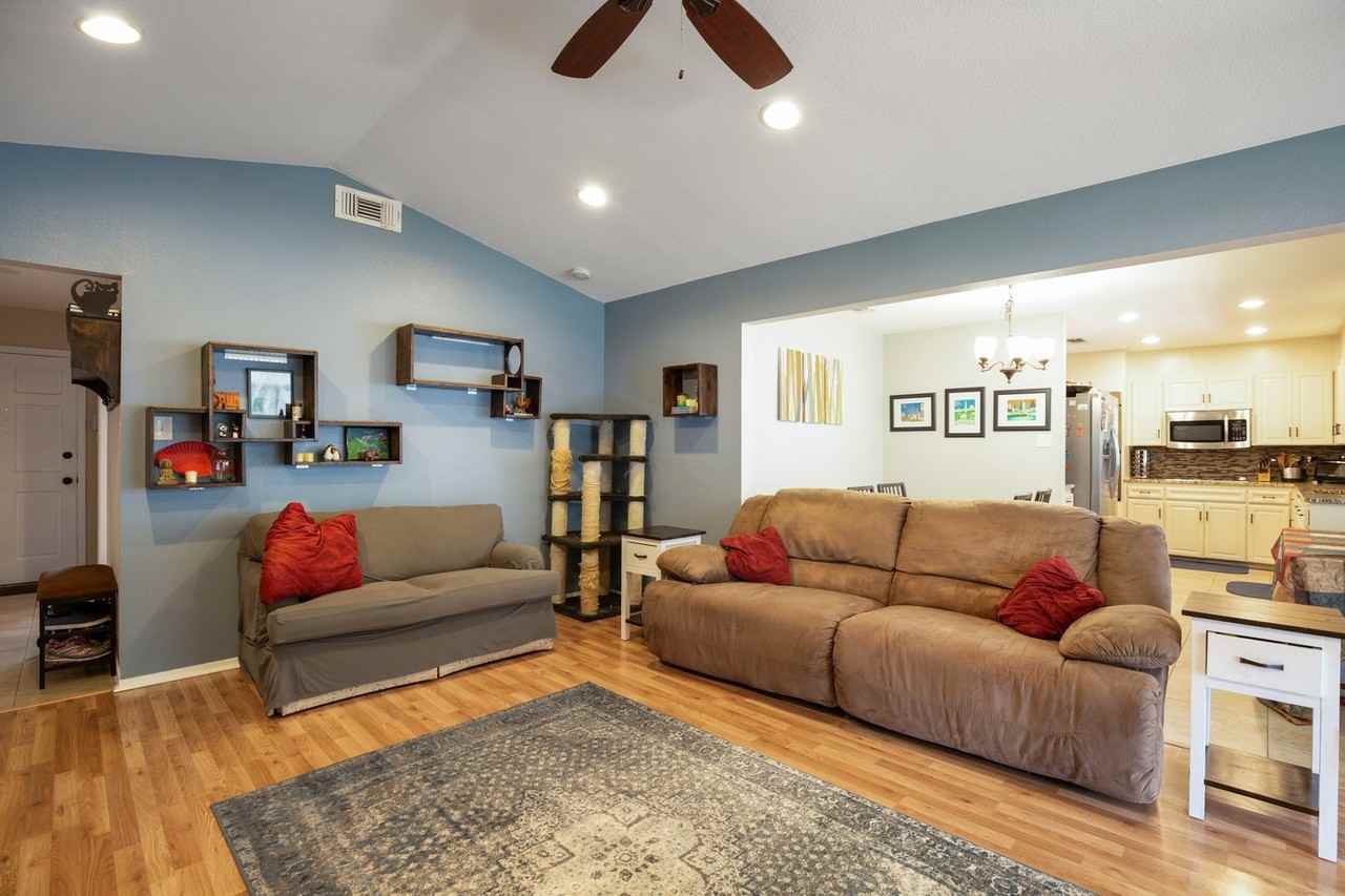 8801 Dawnridge Cir - Photo 4 of 22