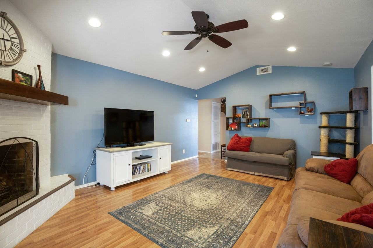 8801 Dawnridge Cir - Photo 5 of 22