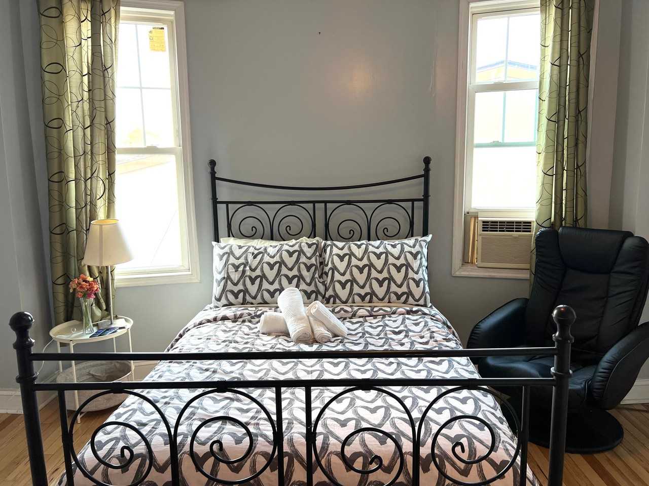 5023 Spruce St - Photo 3 of 17