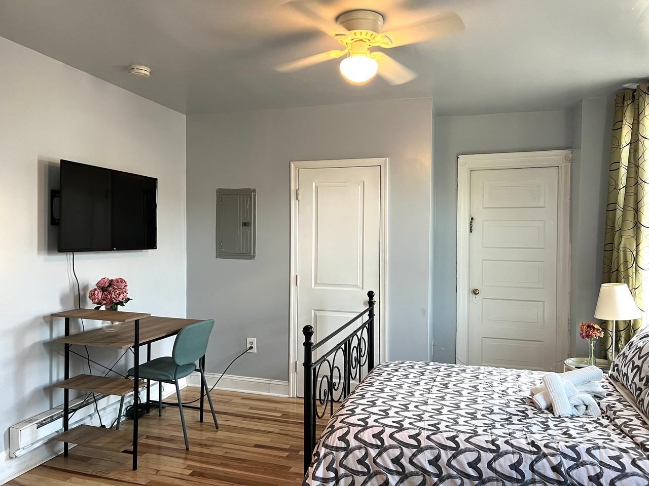 5023 Spruce St - Photo 4 of 17