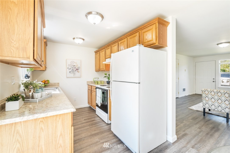 1744 Rainier Ave - Photo 4 of 23