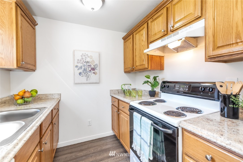 1744 Rainier Ave - Photo 5 of 23