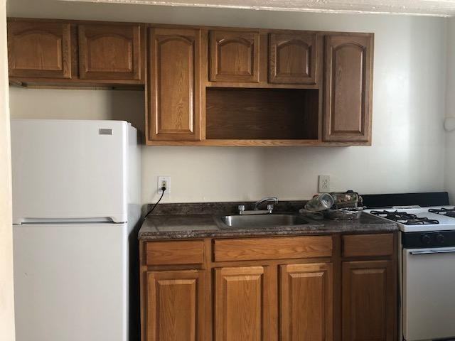 168 S Clinton St - Photo 2 of 6