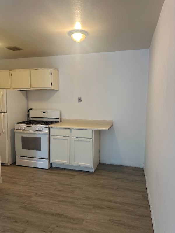 363 W Hawthorne Cir #5 - Photo 4 of 20
