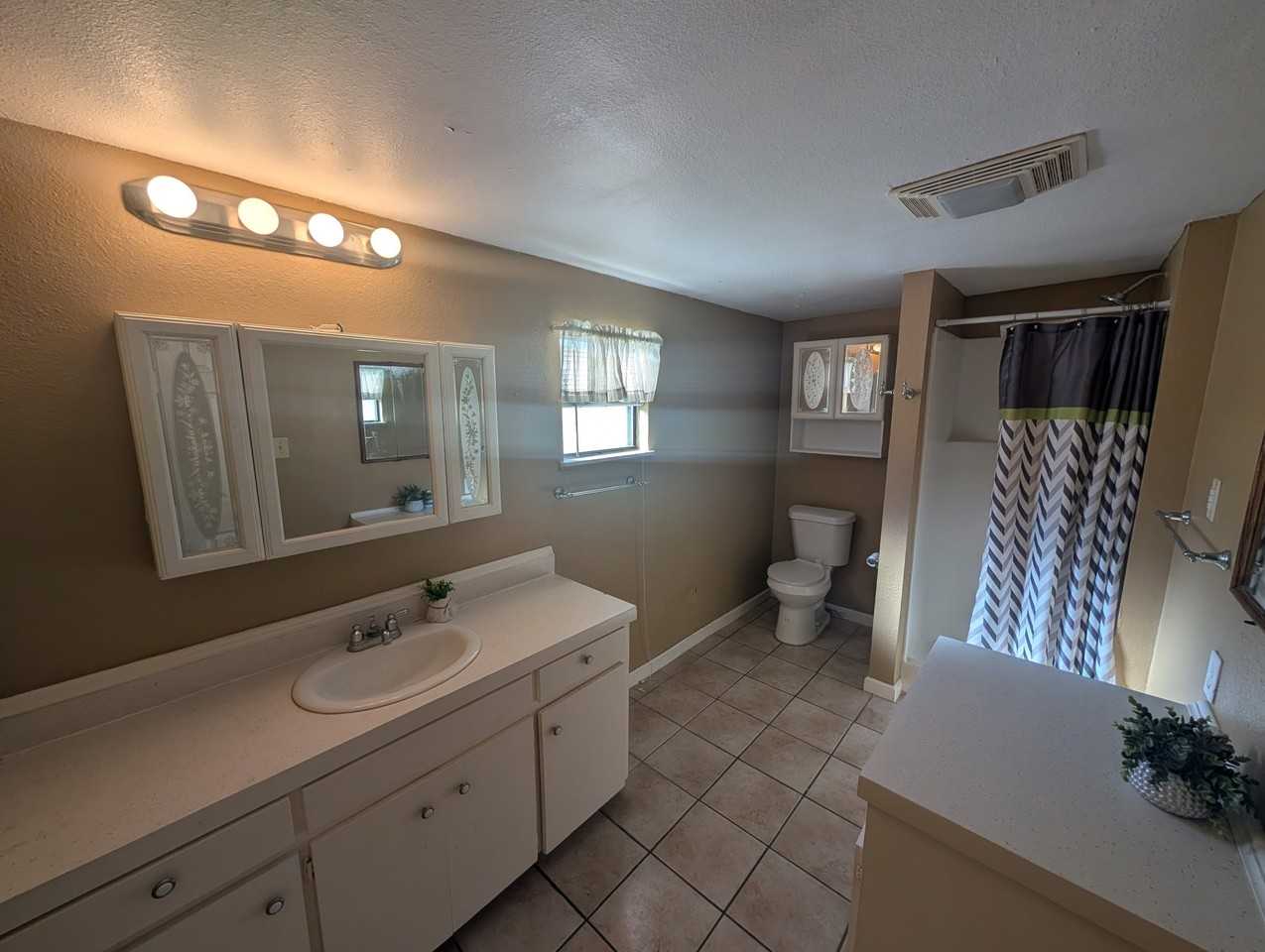 815 W 6th St - Photo 4 of 5