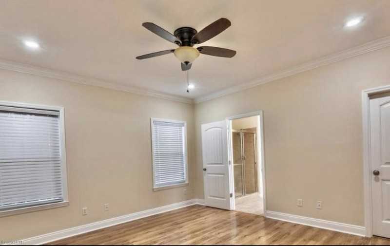 1015 W 11th St - Photo 5 of 20