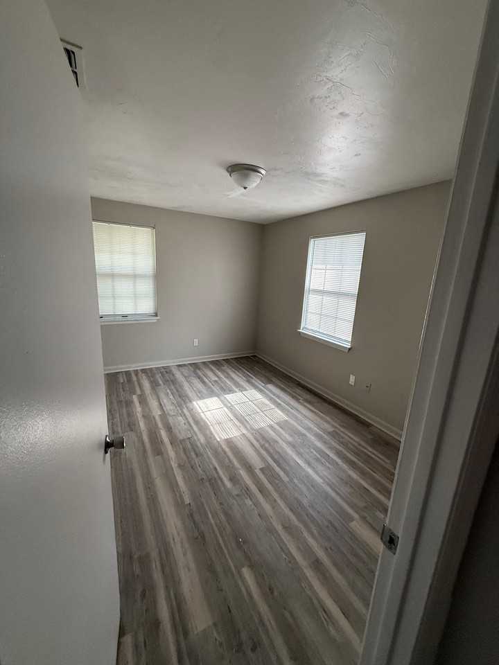 740 Preston St - Photo 5 of 7