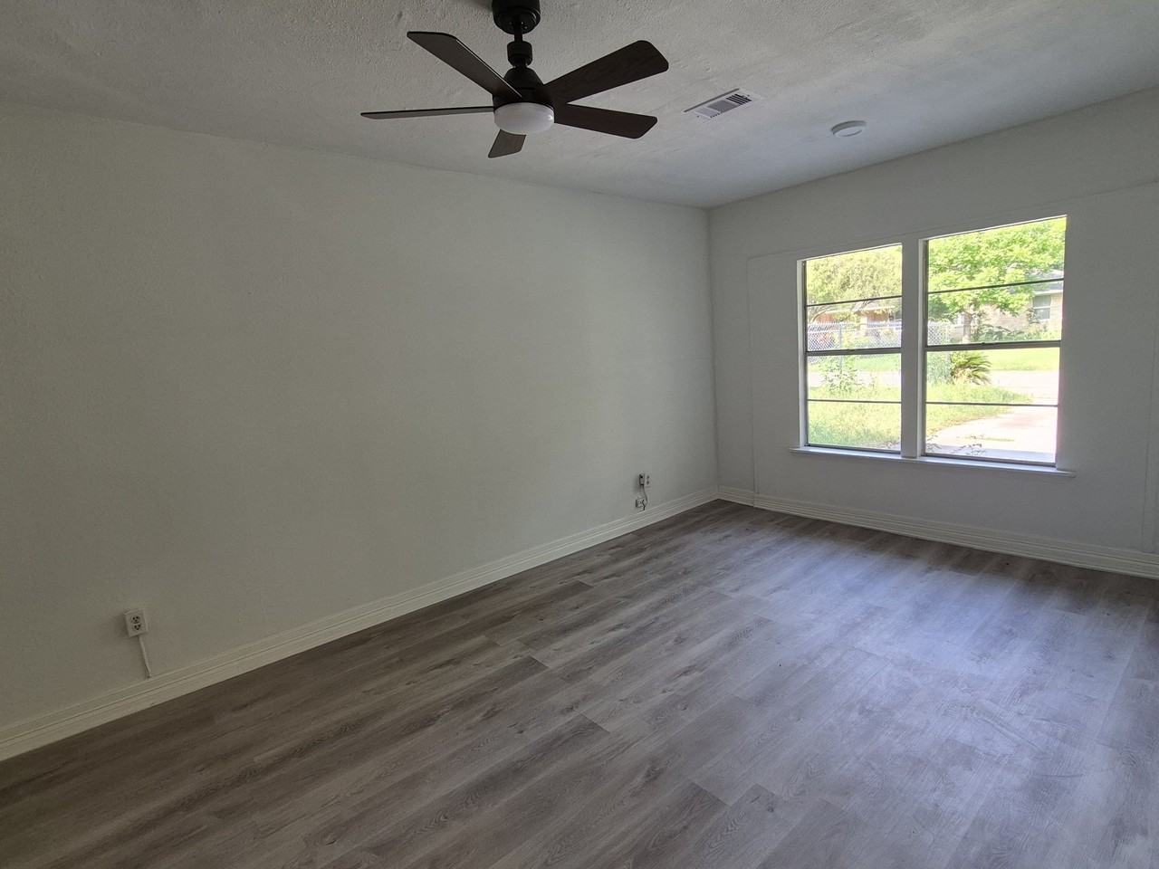 10221 Bretton Dr - Photo 2 of 18