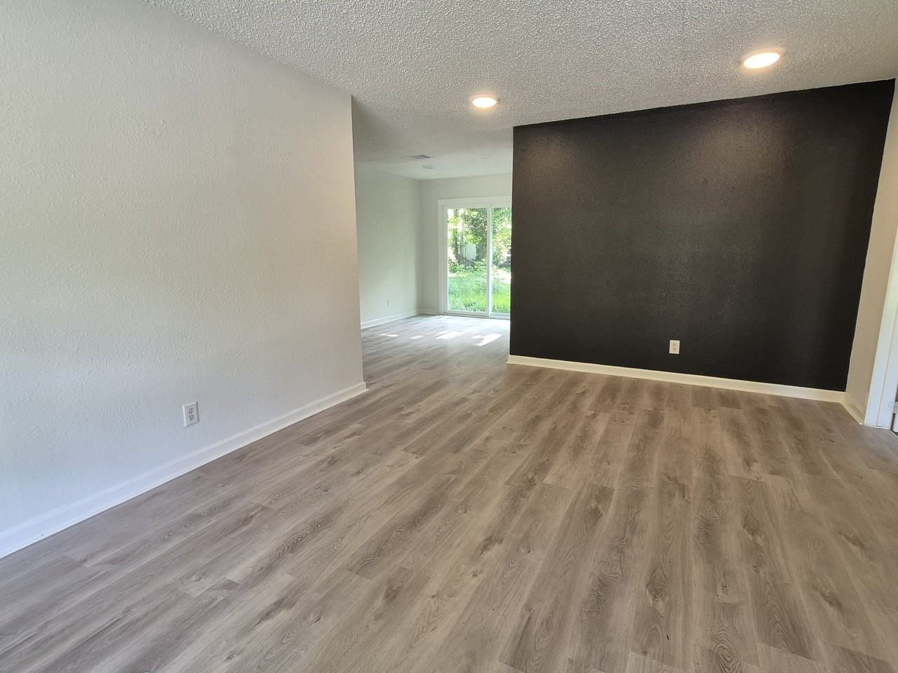 10221 Bretton Dr - Photo 3 of 18