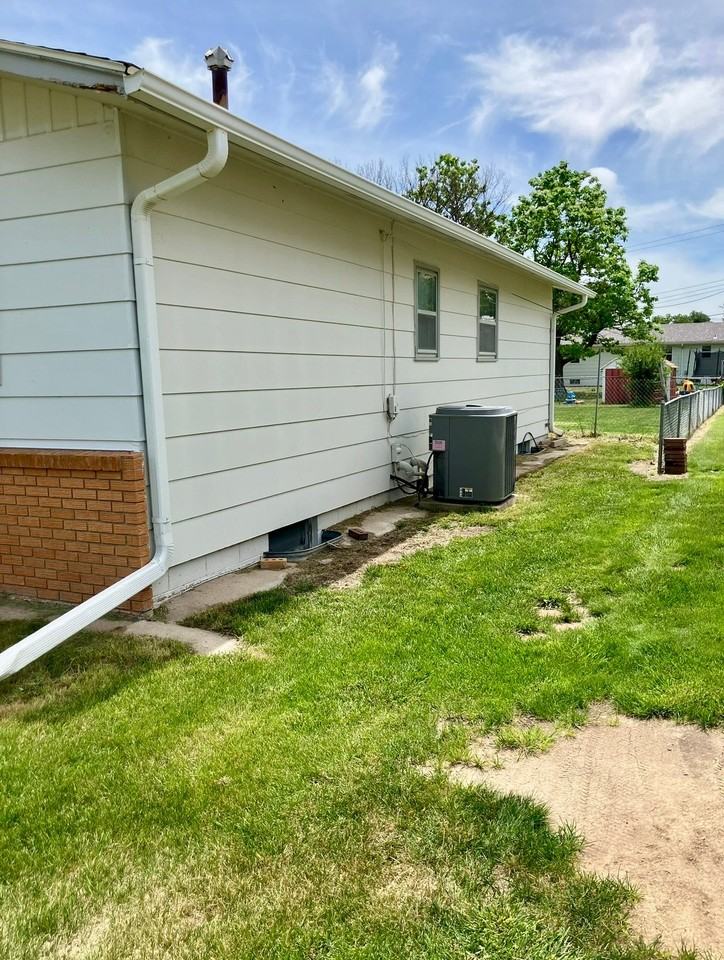 708 W Hall St - Photo 5 of 35