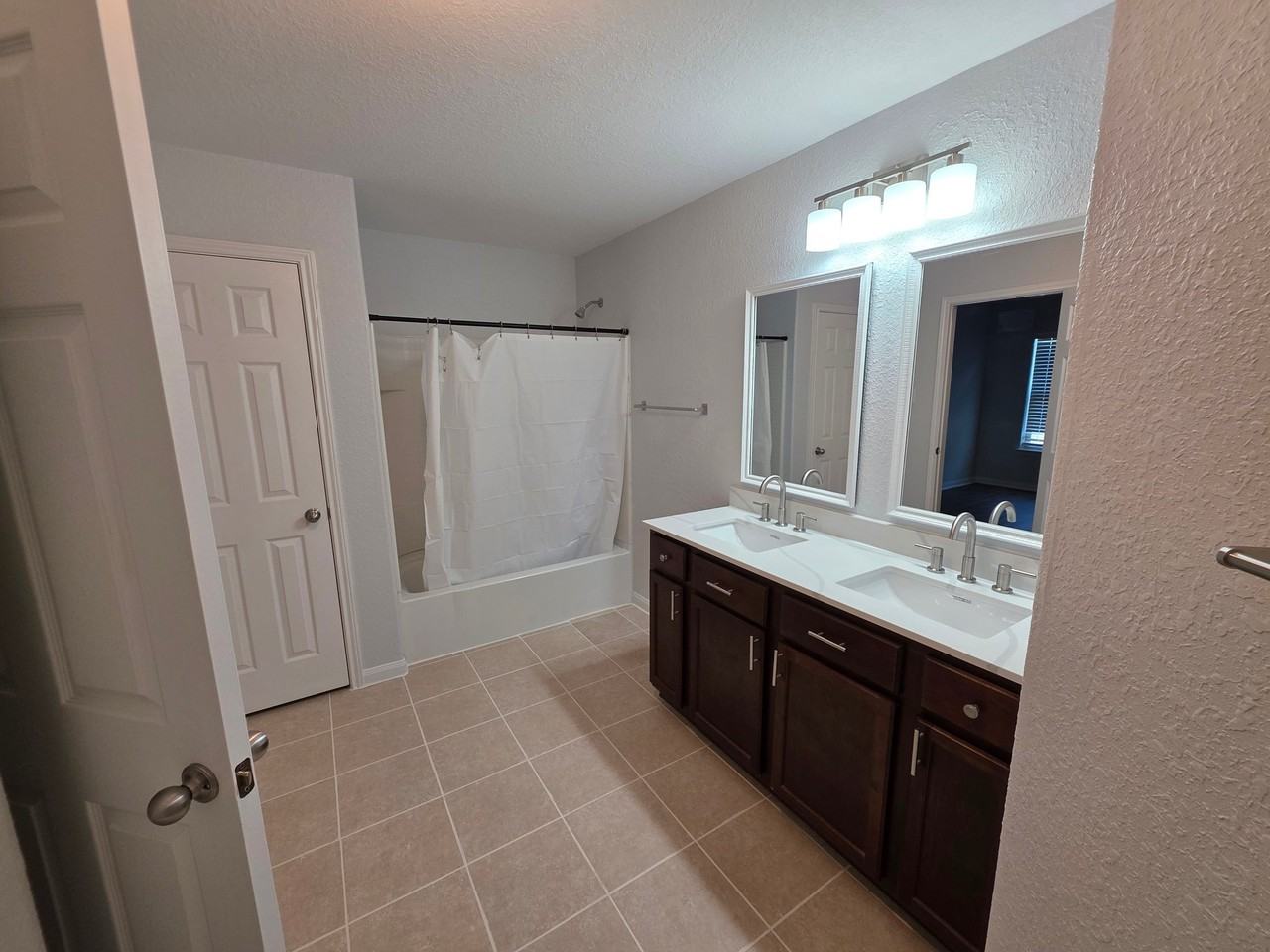 6519 Luckey Sq - Photo 4 of 7