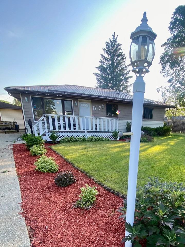 817 Hiawatha Dr - Photo 2 of 17