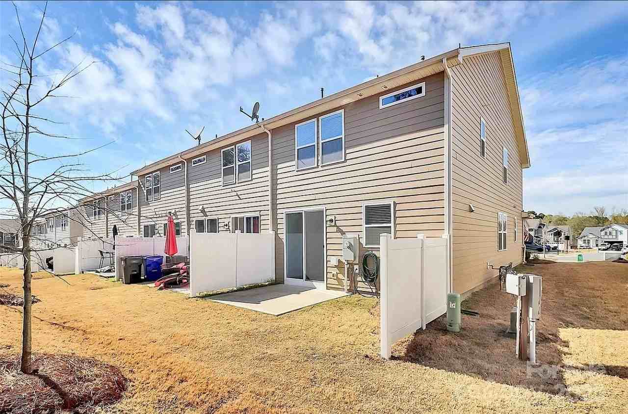16042 Red Buckeye Ln - Photo 3 of 20
