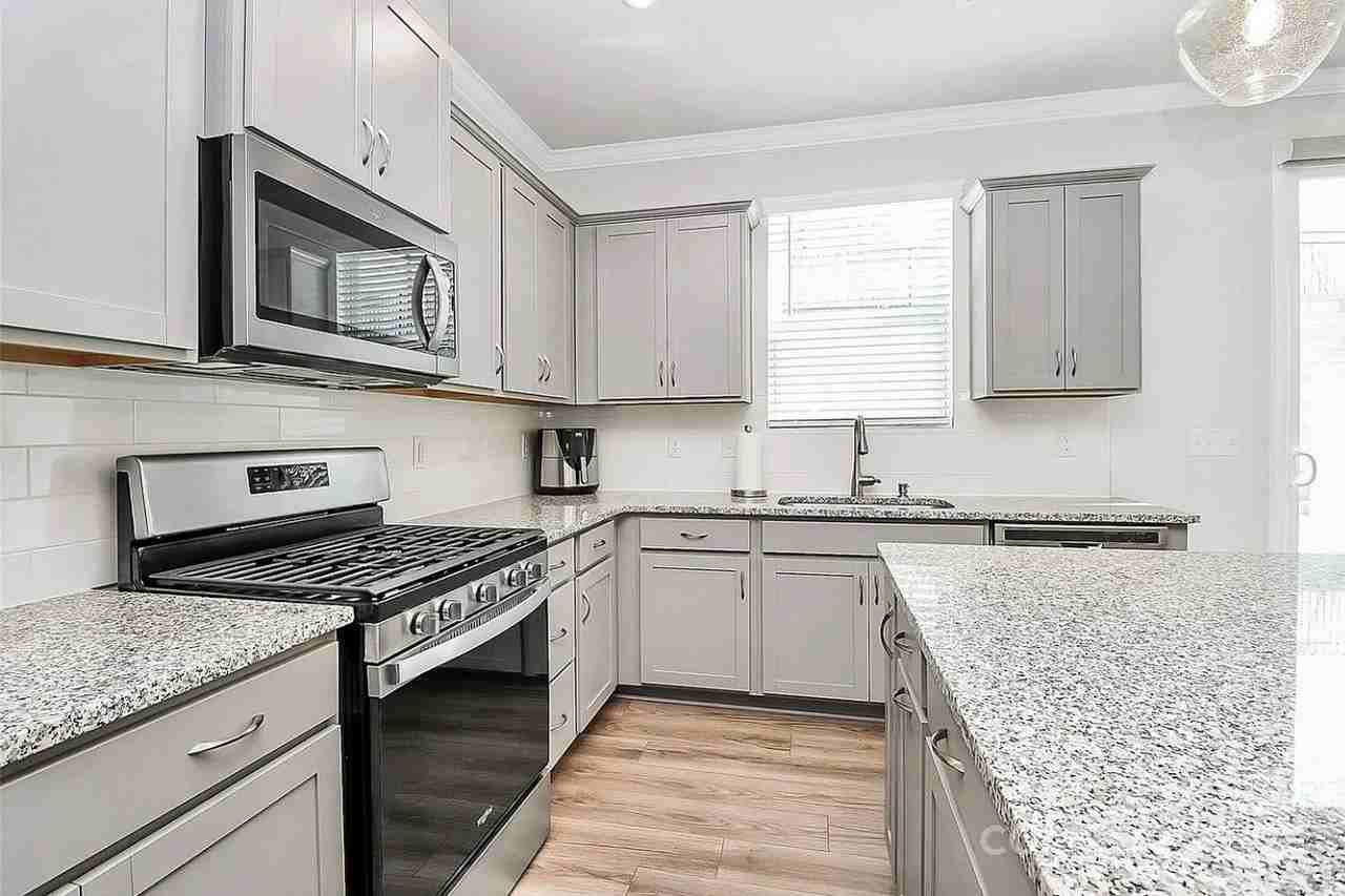 16042 Red Buckeye Ln - Photo 5 of 20