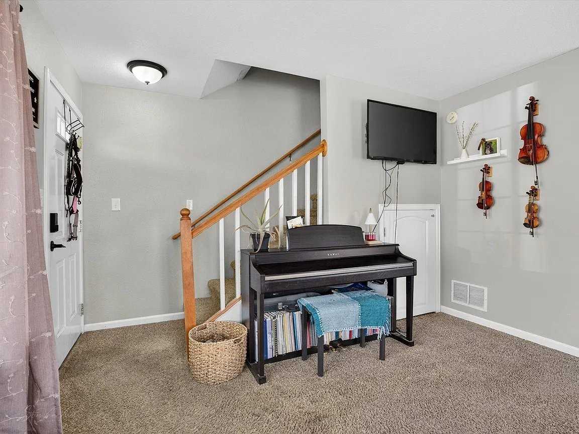 5590 Stuart Ave - Photo 2 of 12