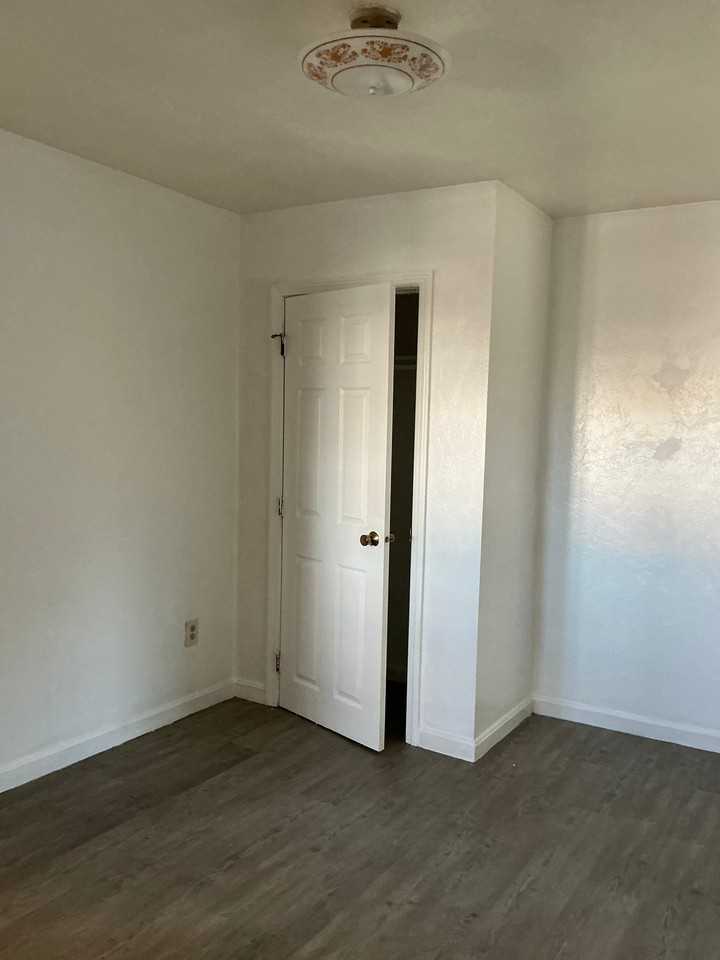205 Mechanic St - Photo 7 of 14