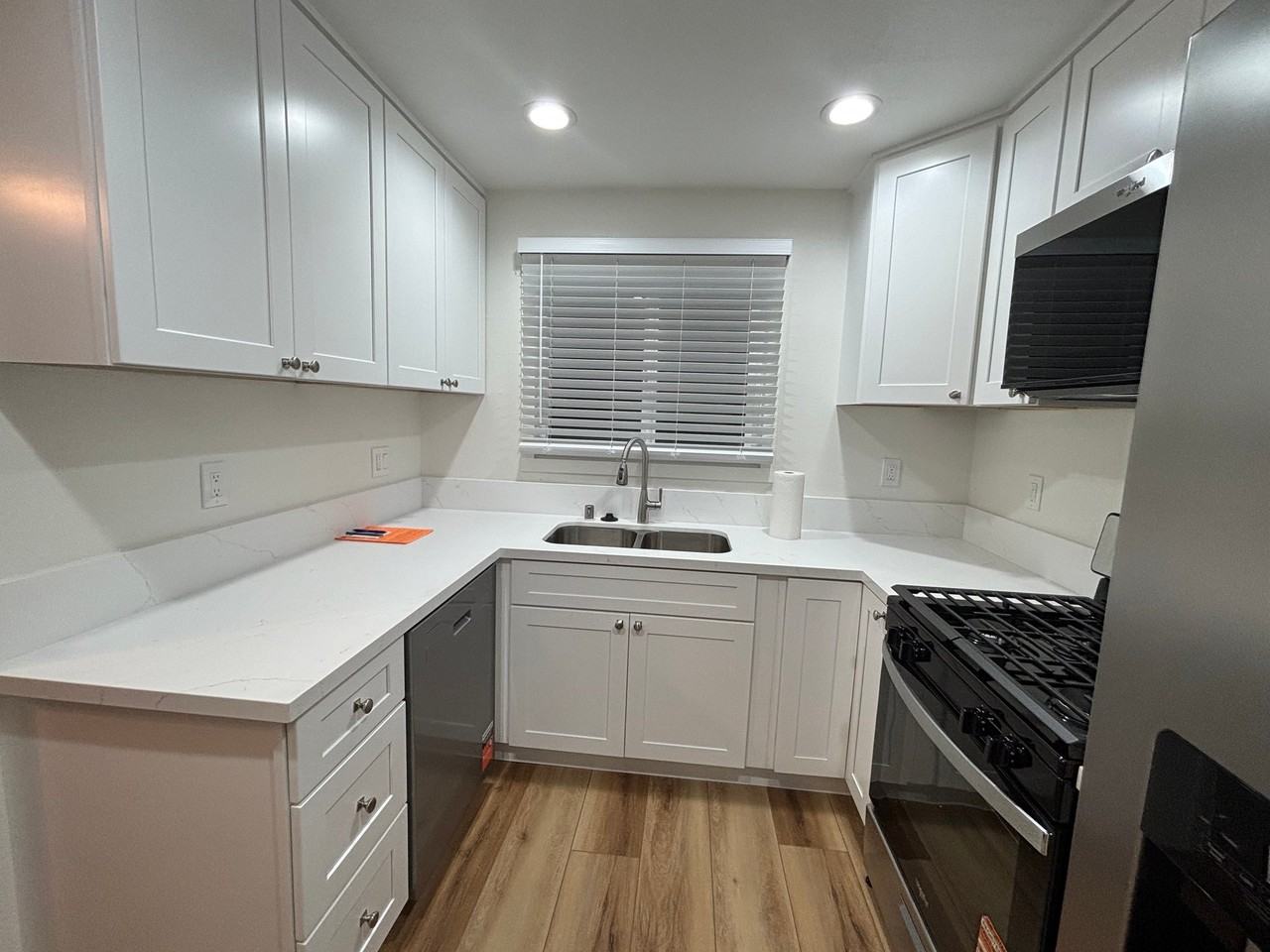 532 S Stewart Dr - Photo 2 of 7