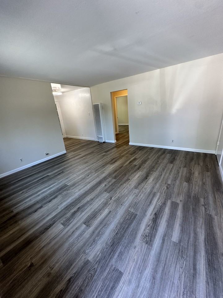 921 Ravenscourt Ave #1 - Photo 2 of 17