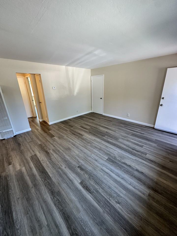 921 Ravenscourt Ave #1 - Photo 3 of 17