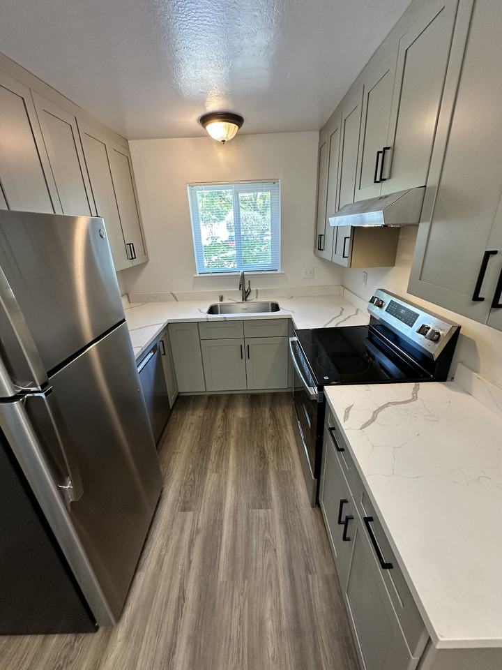 921 Ravenscourt Ave #1 - Photo 5 of 17