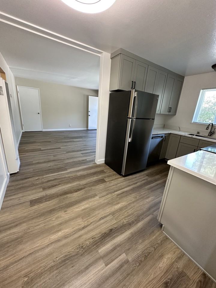 921 Ravenscourt Ave #1 - Photo 6 of 17