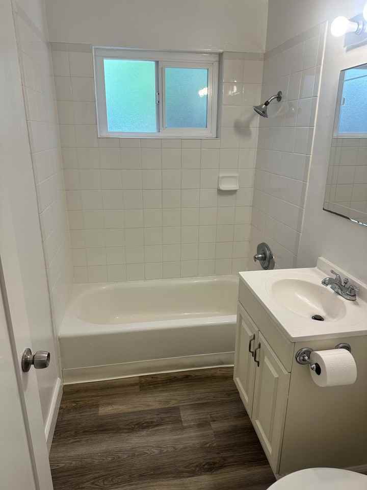921 Ravenscourt Ave #1 - Photo 7 of 17