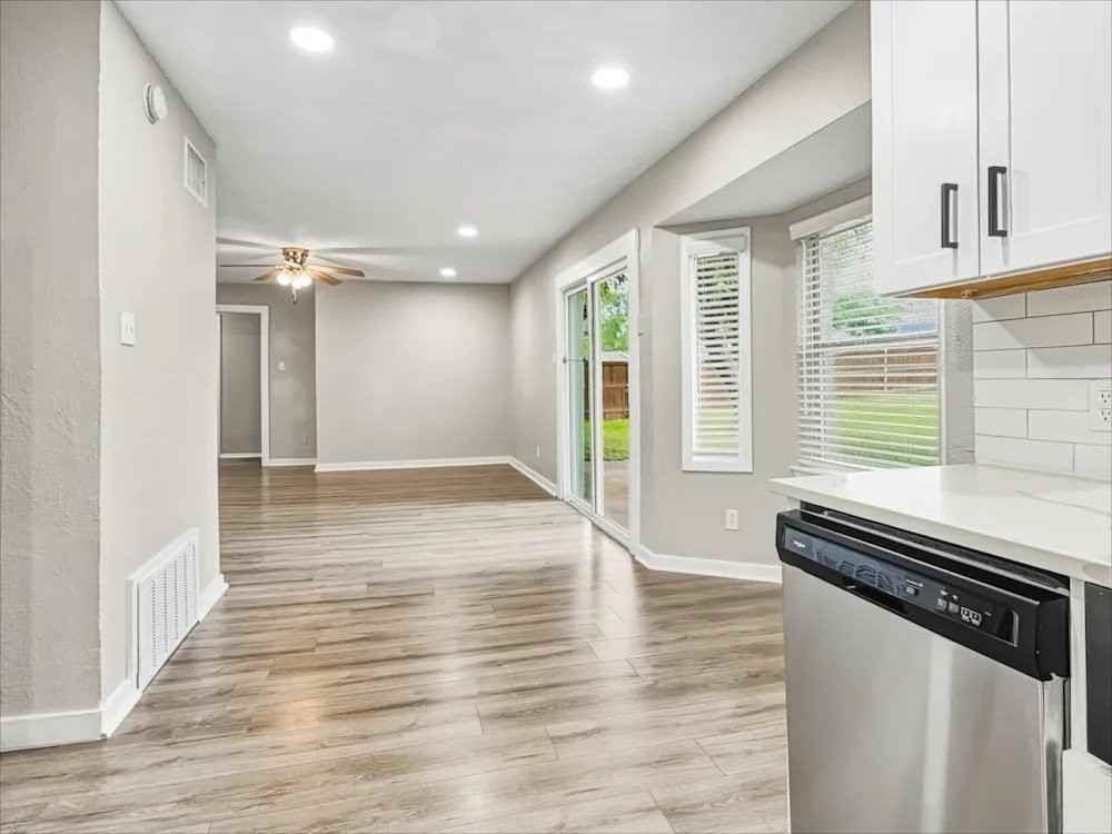 213 W 5th St - Photo 4 of 6