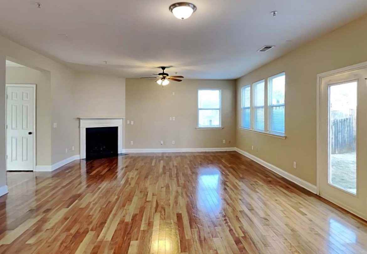 380 Roseglen Dr - Photo 2 of 11