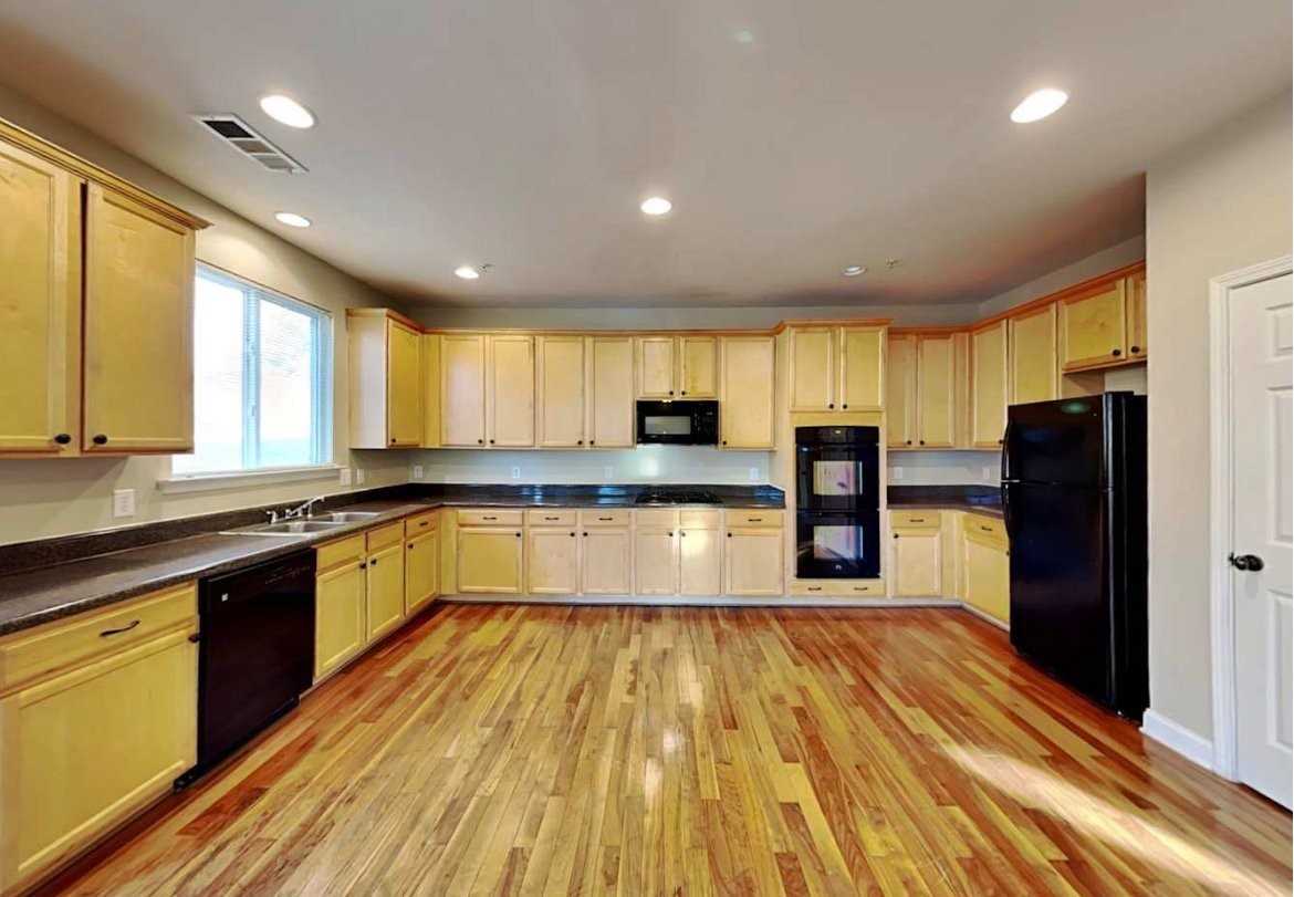 380 Roseglen Dr - Photo 5 of 11